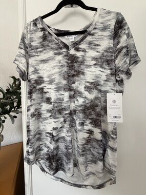 NWT THLETA INVERSION BLACK SCOOP V-NECK SHORT SLEEVE BREEZY TEE Sz L